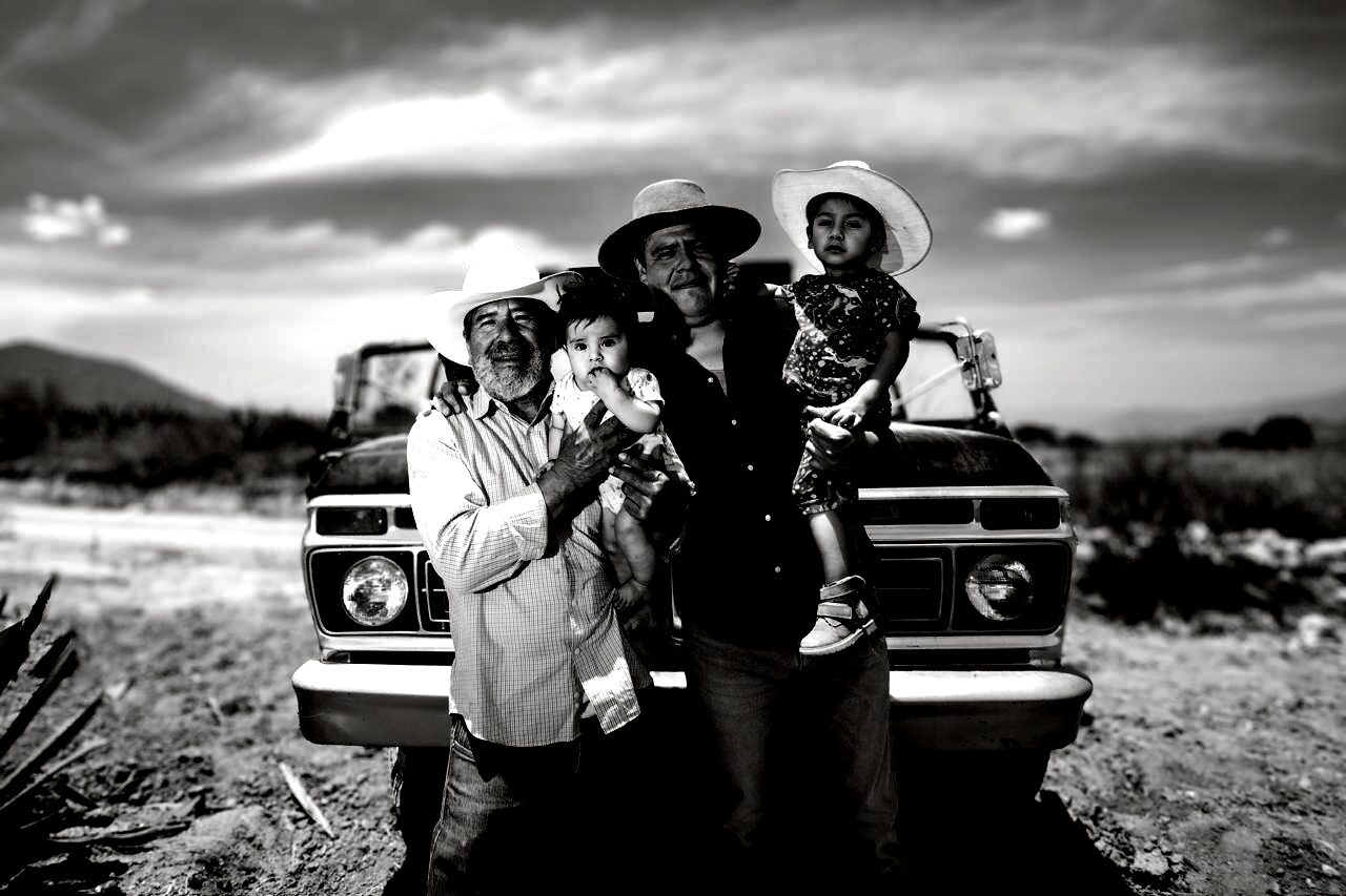 La familia Gutiérrez frente a su camioneta, en el campo de Oaxaca