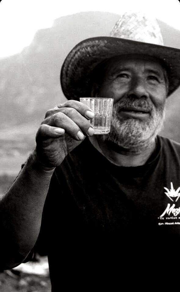 Ignacio Gutiérrez Santiago, el padre, con una copa de mezcal